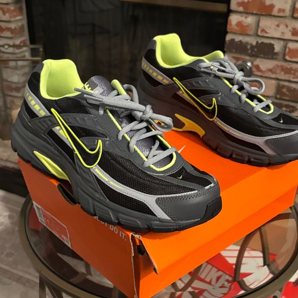 Nike Initiator Running Shoes Black Grey Volt 394055-023 - Picture 3 of 6